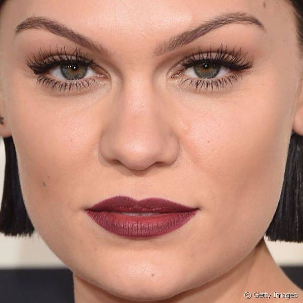 Jessie J foi mais uma a investir no batom Marsala para o Grammy Awards 2015